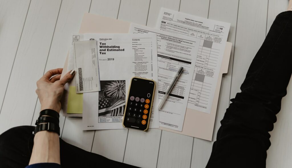 Calcul d'un budget de formation avec calculatrice et documents
