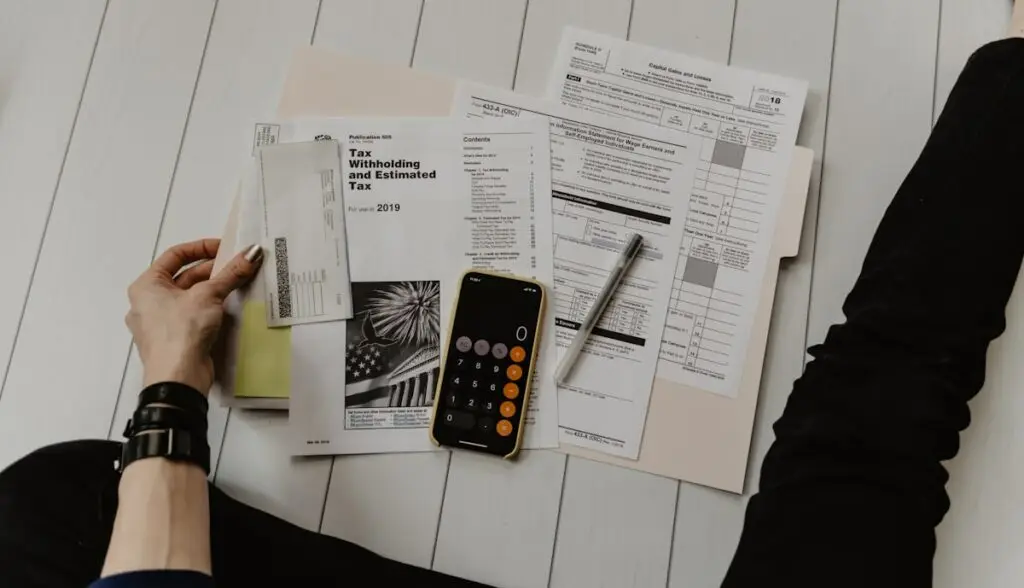 Calcul d'un budget de formation avec calculatrice et documents