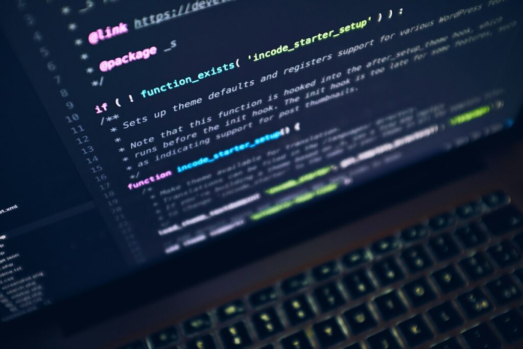 Code informatique affiché sur un écran d'ordinateur portable