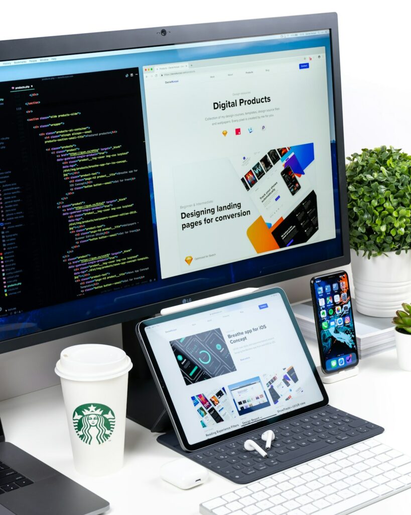 Poste de développeur web avec code et maquettes