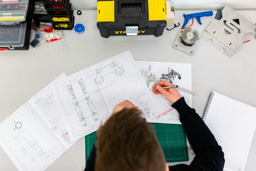 Travail technique sur plans et outils