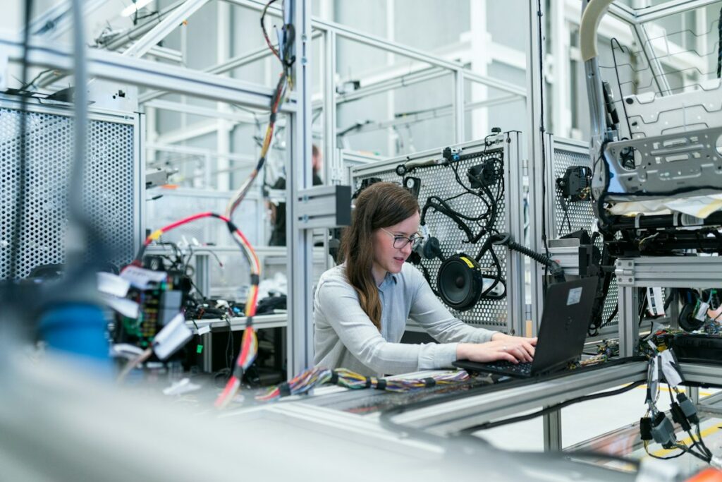 Technicienne sur un plateau technique industriel connecté