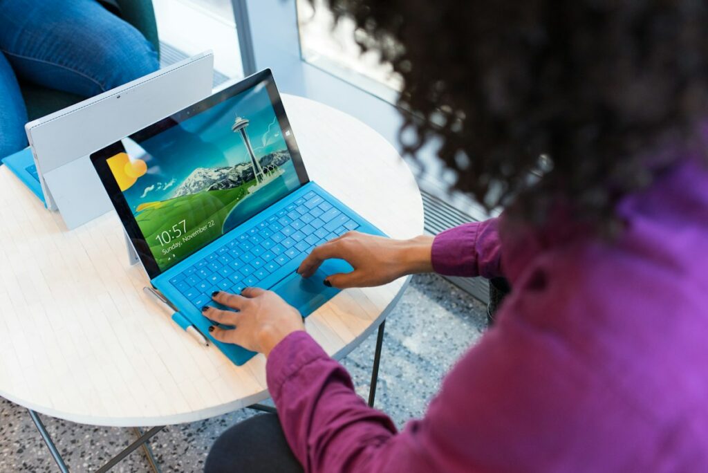 Professionnelle travaillant sur un ordinateur portable