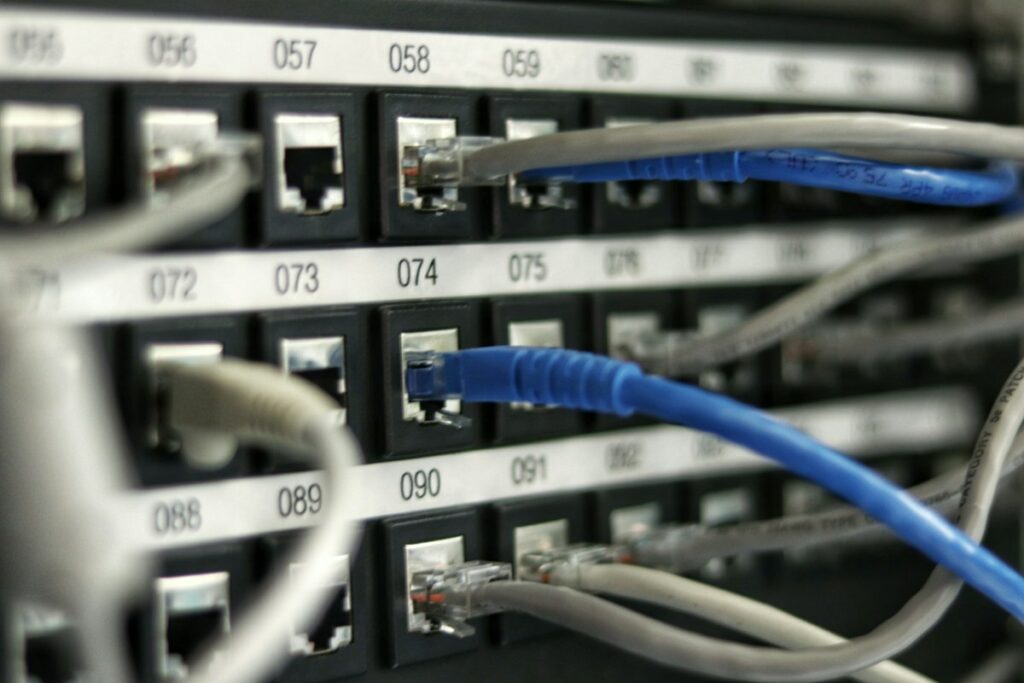 Baie de brassage réseau et câbles Ethernet