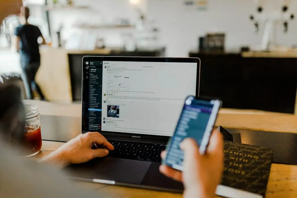 Ordinateur portable et smartphone en usage professionnel