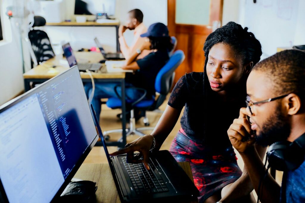 Deux collègues analysent un écran d'ordinateur