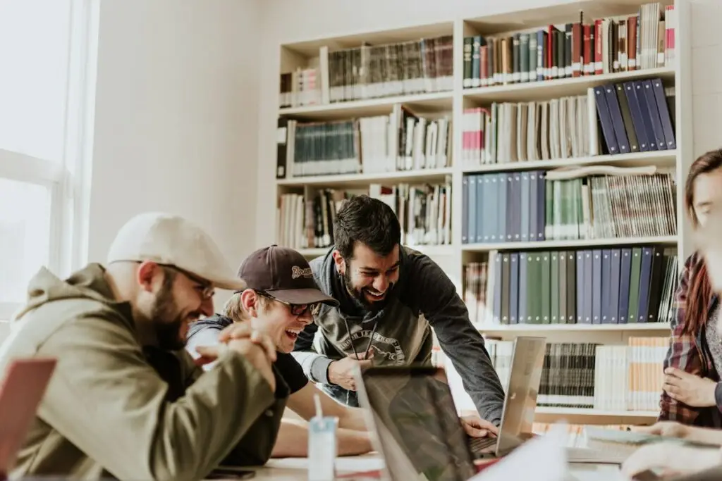Étudiants et alternants travaillant ensemble