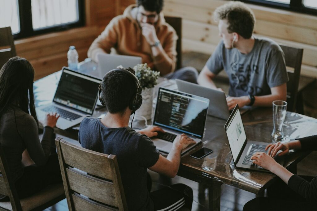 Équipe de salariés en formation sur ordinateurs
